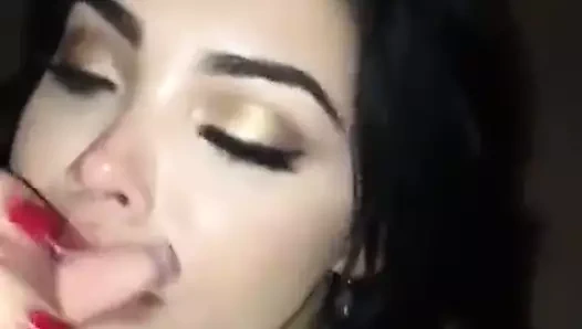 Latina karanlık saçlı bebek berbat büyük bir