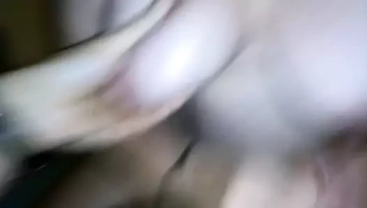 Benim güzel görünümlü kadın benim sikimi emiyor