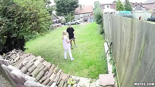 Mofos - yerel adam Marc çarpıcı komşusı Carla Cox'ı filme çekerken yakalandı, sonra onu domaltmaya zorluyor ve yüzüne boşaltıyor