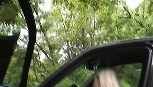 Azgın sarışın Alman bebek ormanda yarak emiyor