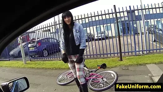 Busty İngiliz kız polis tarafından kamu doggystyled