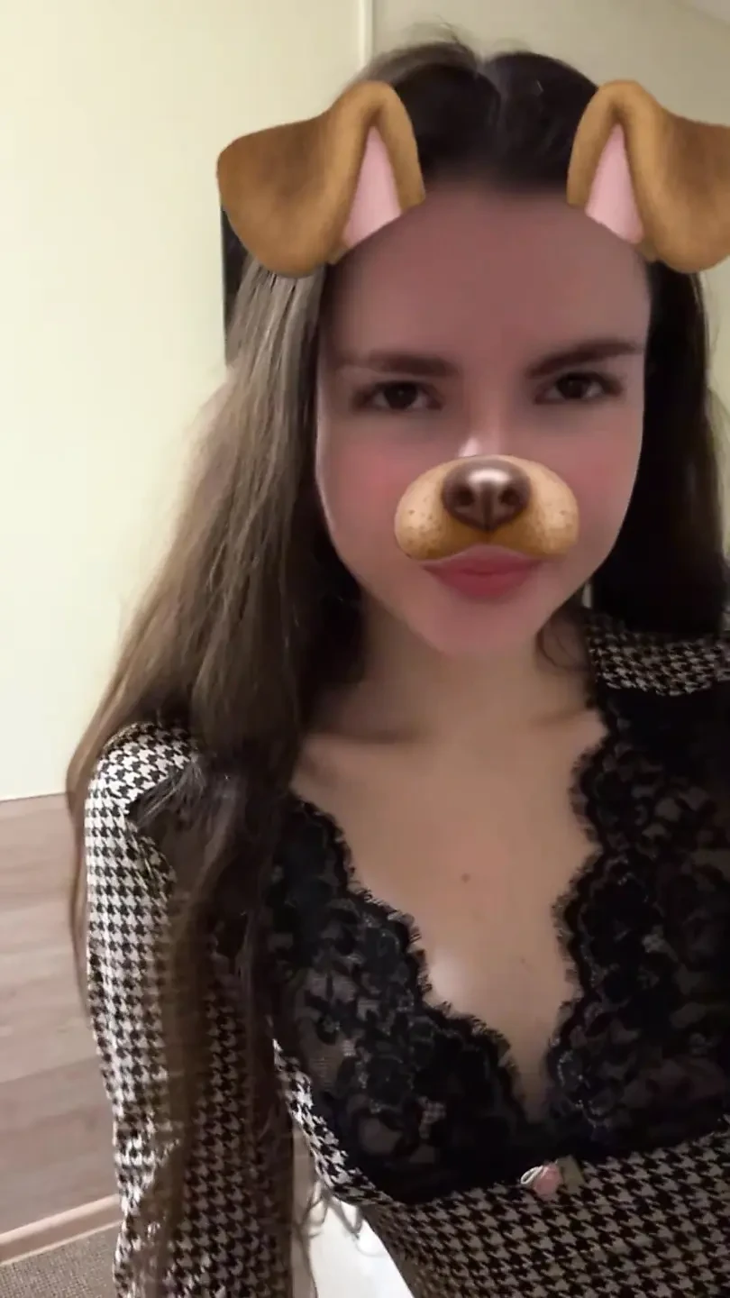 Tiktok-Zusammenschnitt Teil 9: Schlankes Mädchen tanzt, Minirock, Shorts, Striptease, Strümpfe und lange Beine, tanzt oben drauf