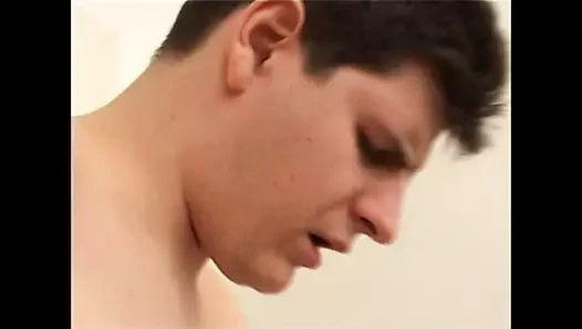 Genç damızlık yaşlı kediyi seviyor!