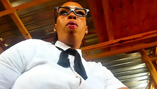 Kütüphanede porno oynadığı için sapık adamı cezalandıran rol yapma