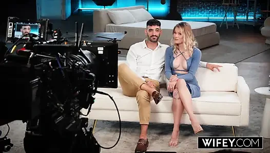 Wifey tiny hotwife Sammm next door segura a mão do marido enquanto ela devora monstro bbc