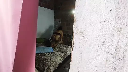 Fahişe üvey annemin babamın arkadaşıyla sikiştiğini görüyorum, neredeyse onu keşfediyorlar