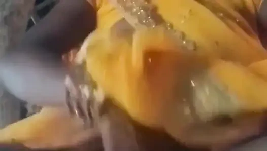 Yenge sarı sari içinde amını gösteriyor, parmağımı sokup su çıkardım