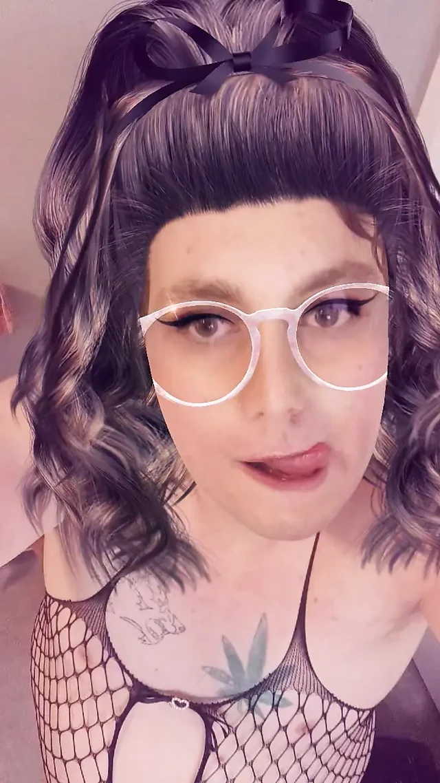 Kadın kılıklı Danielle vibratör ve iç çamaşırlarının tadını çıkarıyor