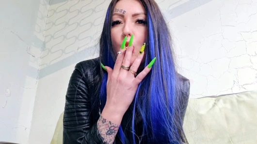 Ateşli bir dominatrix'in sigara fetişiyle günaydın.