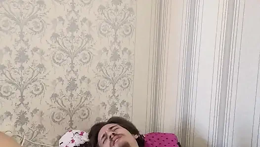 Genç bir iki, karısının oyuncağını gördü ve düz bir oyuncağı kullanmaya karar verdi