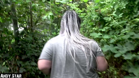 Büyük götlü Alman genç kız işiyor ve döllendikten sonra açık havada sikiliyor