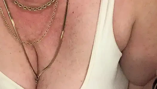 Kırmızı topuklu dumanlı güzellik