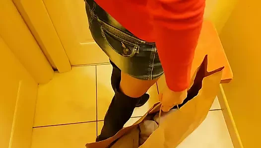 Süpermarket soyunma odasında amatör sikiş