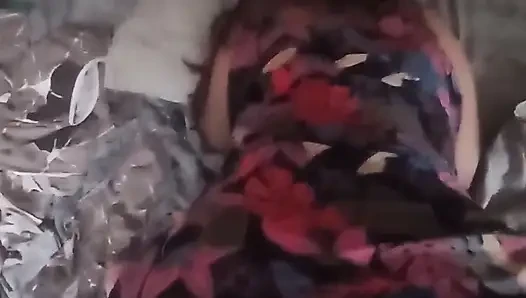 Ev sahibinin üvey kızı odama giriyor