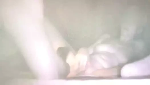 Islak amıyla kamera önünde oynamayı seviyor