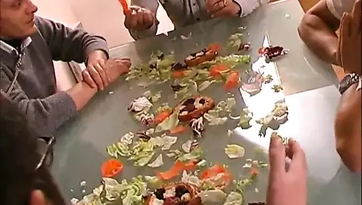 Seksi esmer hatun mutfakta büyük yarak emiyor... ağzına boşalma