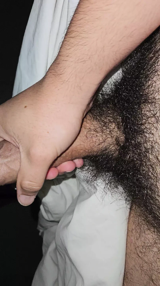 Erkek arkadaşının yanında mastürbasyon yapıyor