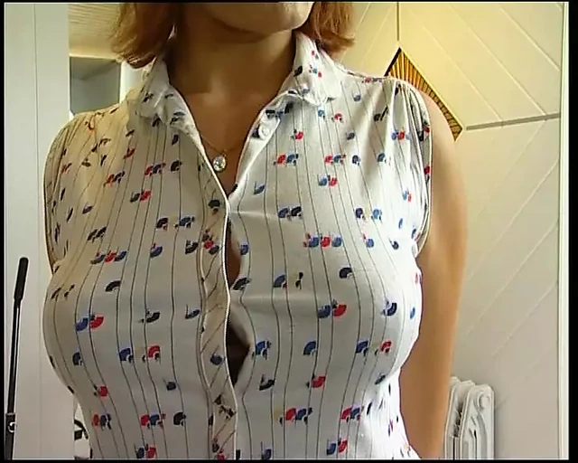 Молодые девушки с твердой грудью показывают свои тугие тела