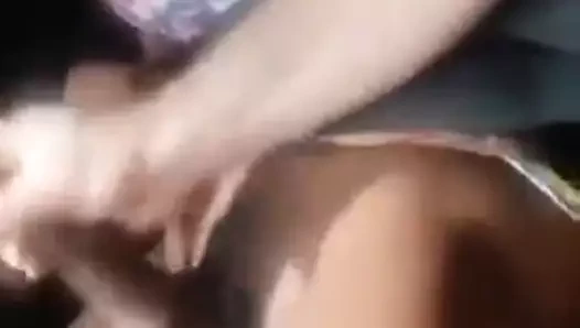 Büyük horoz transeksüel içinde araba