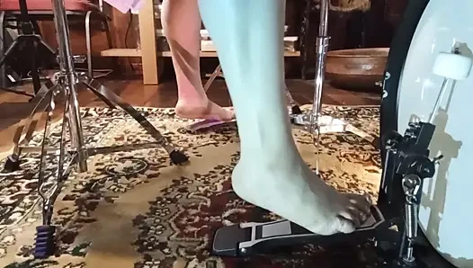 Pedal pompalama davul seti alıştırması