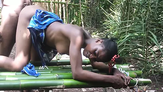 Köle efendisi beni gırtlağına kadar sakso için bir kenara aldı