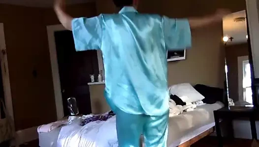 Yeni ipek pijamalarım