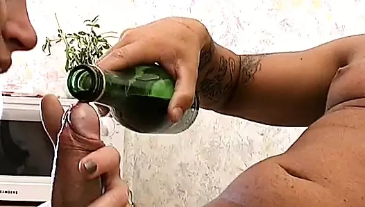 Sürtük ve azgın kız seks seviyor ve bir sürtük gibi hoşlanıyor