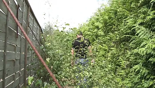 Üniformalı ateşli genç kız her iki delikten de sikiliyor