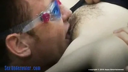 Yeşim ağzına ve kedi onun horoz almak için su altında gider