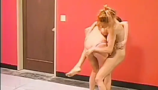 Büyük memeli kızıl sürtük ringde ateşli bir kızla sikişiyor