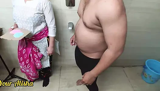 Kayınbiraderim Chintu'ya kıyafetlerimizi çıkararak Holi oynayacağımızı söyledim