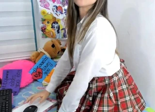 Estudiante preparatoria llegando con calson mojado