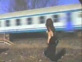 Aldonze orospu c çıplak tarafından tren rayları