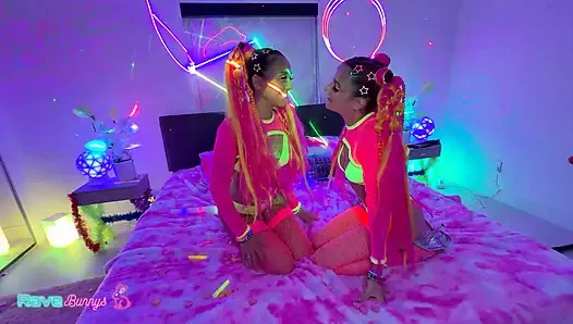 Sasha Tatcha ve Madison Steele Shine neon üçlü grup seks için vücut boyası içinde