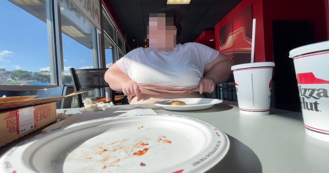 pizza kulübesinde yanıp sönen göğüsler
