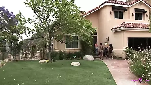 Basit bir egzersiz birkaç süper ateşli orta yaşlı seksi kadınla tahrik edici bir grup lezbiyen eylemine dönüşüyor