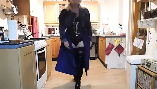 Seksi kauçuk mackintosh ve uyluk çizmeleri