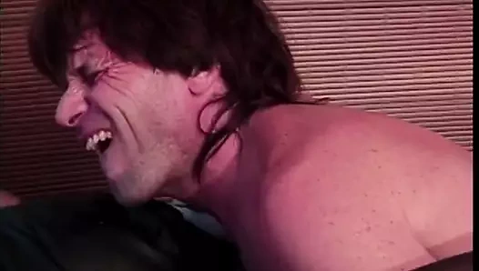 Milf hoşlanır bir vahşi anal sikme üzerinde kanepe