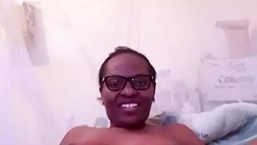 Esther şovun tadını çıkarıyor