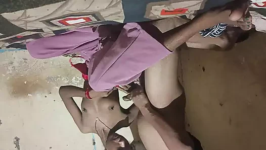 Rosey yenge alon evde ve sert yarağa binmek ve sikişmek için odama geliyor