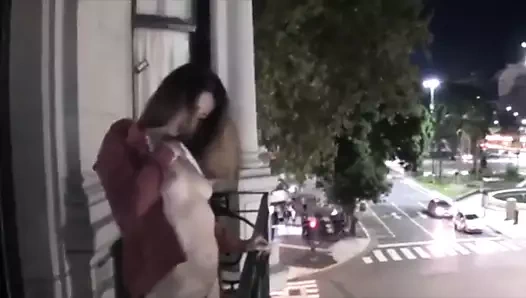 Kız balkona işiyor. güzel osuruk da.