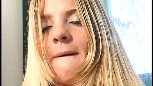 Sıcak sarışın ile bir inanılmaz vücut gets ona kıçını becerdin ve boşalmak ile dolu