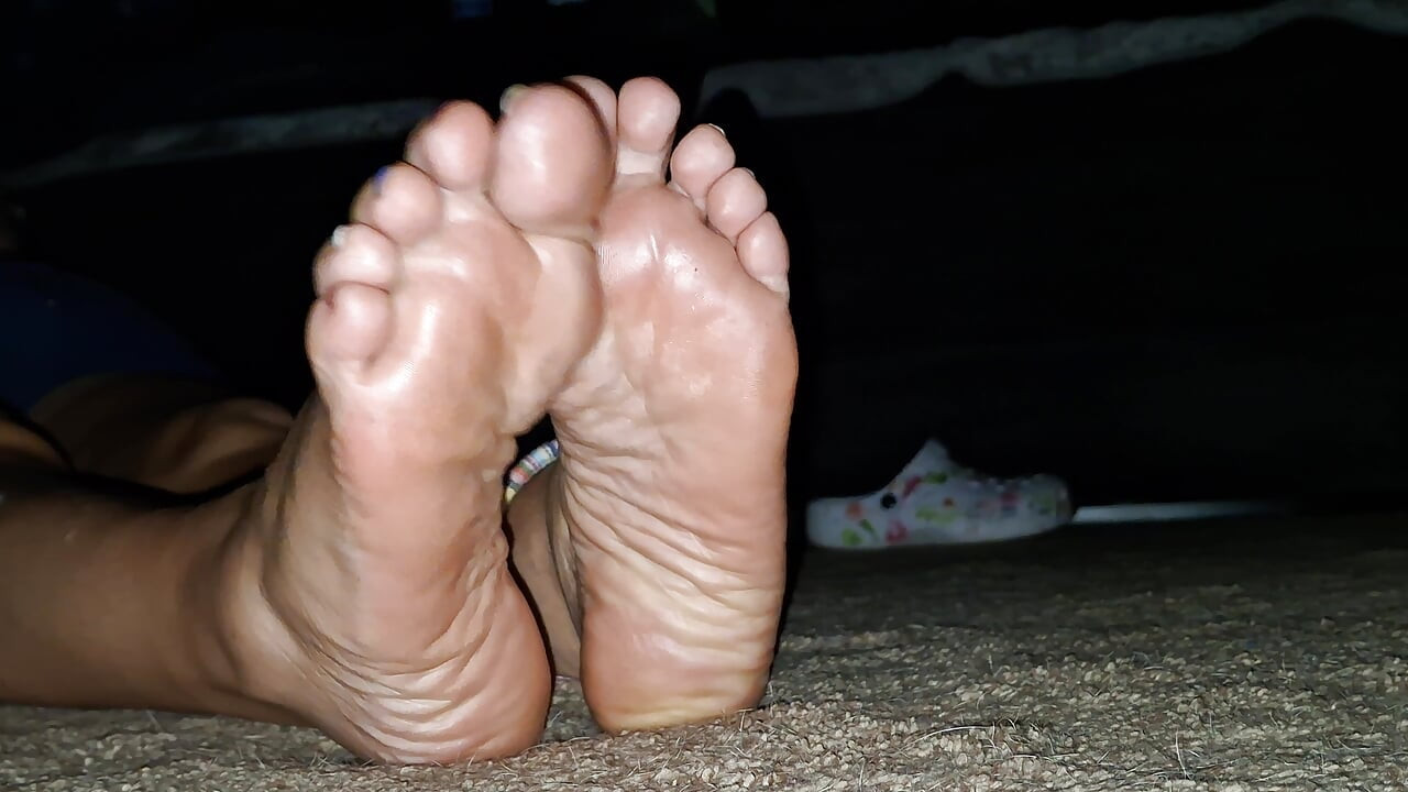 My girlfriends' cute little feet after an oily foot rub