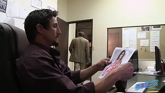 İri göğüslü genç kız azgın lezbiyen sarışın tarafından domine ediliyor