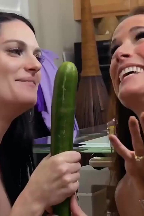 Büyüleyici orta yaşlı seksi kadın Sofie Marie koca yarakla sikiliyor