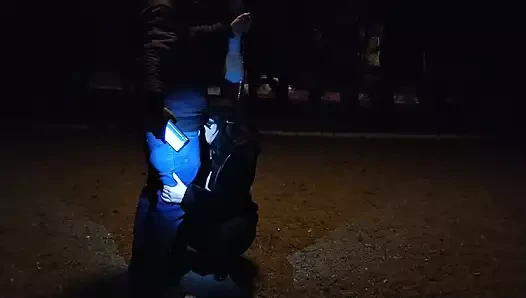 Orta yaşlı seksi fahişe halka açık bir yerde tasmayla sakso çekiyor