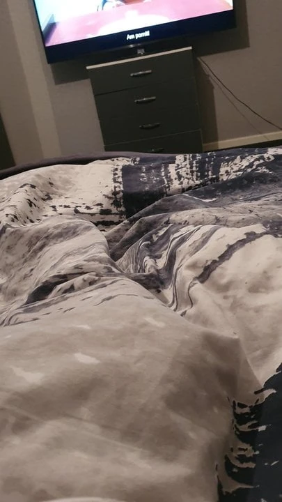 Koca karısının yatak odasında Hint hizmetçi sikikleri
