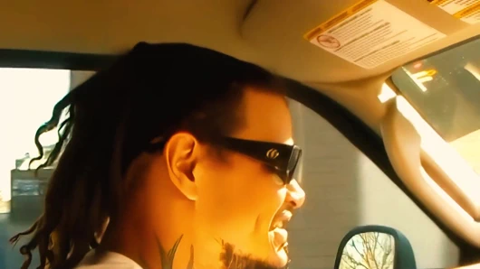 Lisa Strokes küçük bir siyah macera yaşıyor