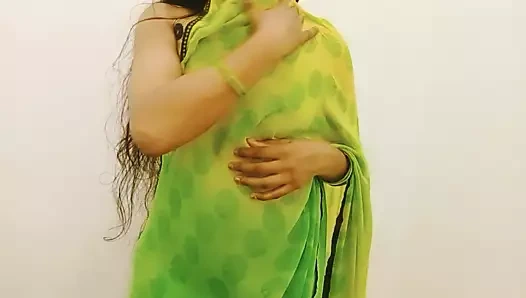 Senin priya yengenin kıyafetlerini onun devarının önünde değiştiriyor