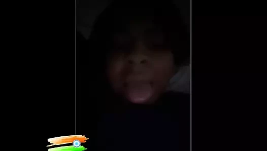 Ona para verirsem sikimi sürmek istiyor.....